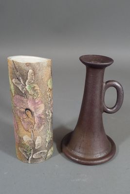 deux vases posés l'un à côté de l'autre sur une table