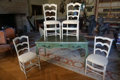 Table bureau style Louis XV et 4 chaises en bois laqué - Photo 1