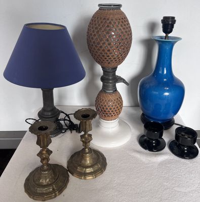 deux lampes et un vase bleu posés sur une table