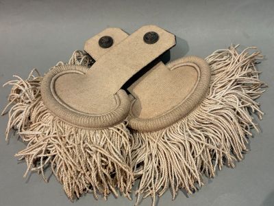 Paire d'épaulettes de trompette de cuirassier en laine blanc…