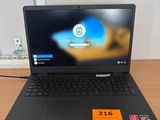 un ordinateur portable posé sur une table, avec une étiquette de prix