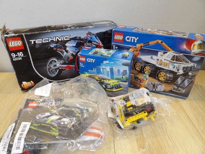 beaucoup de Lego et de véhicules Lego City sur la table