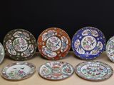 plusieurs assiettes aux motifs variés posées sur une table