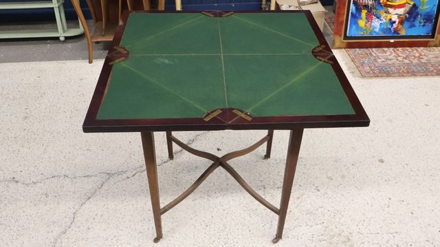 Amusante table à jeux le plateau pliant en quatre triangle , un t...