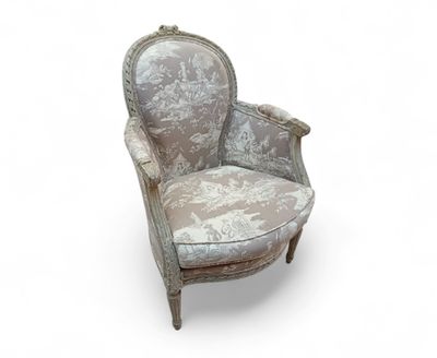 Bergère en bois laqué beige, garniture type toile de jouy. - Photo 1