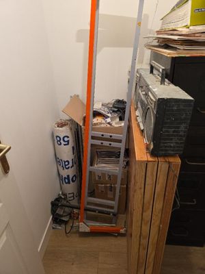 une pièce où il y a plein de cartons par terre