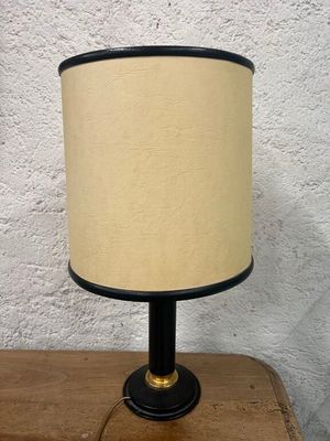 une photo d'une lampe de table posée sur une table en bois