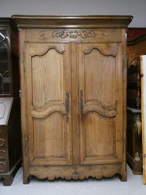Petite armoire en chêne mouluré, à décor d'une frise sculpté…