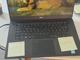 deux ordinateurs portables posés sur une table
