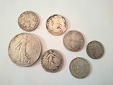 plusieurs pièces de monnaie sont disposées en cercle sur une surface blanche