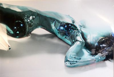 une sculpture en verre représentant une femme allongée sur une table
