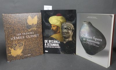 trois livres posés sur une table l'un à côté de l'autre