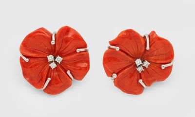 paire de boucles d'oreilles en forme de fleur, en corail et diamants