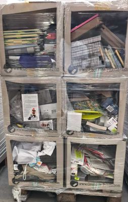 de nombreux cartons de livres empilés les uns sur les autres