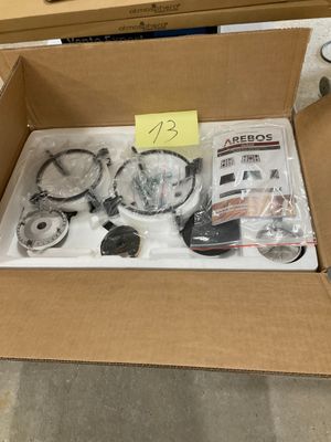 une boîte en carton contenant un certain nombre d'objets