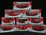 Plusieurs camions de pompiers rouges miniatures sont empilés les uns sur les autres