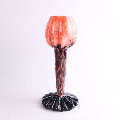 un vase orné d'un motif rouge et noir