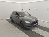 la voiture grise est garée dans le garage sur le sol en damier