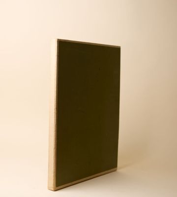 une image représentant un livre noir posé sur une table blanche