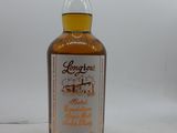 gros plan d'une bouteille de whisky sur une surface blanche