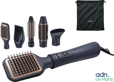 un sèche-cheveux, une brosse, une tasse et d'autres objets sur fond blanc