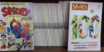 deux livres posés sur une table