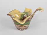 un vase en verre orné d'un motif vert, jaune et rouge