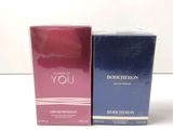 deux boîtes de parfum posées l'une à côté de l'autre sur une surface blanche