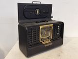 une radio à l'ancienne posée sur une table
