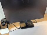 un écran d'ordinateur posé sur un bureau en bois
