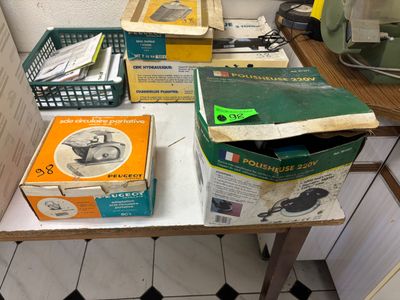 beaucoup de cartons posés sur une table dans la cuisine