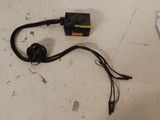une télécommande posée sur une table à côté d'une souris d'ordinateur