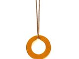 collier plaqué or avec un pendentif circulaire suspendu à une chaîne