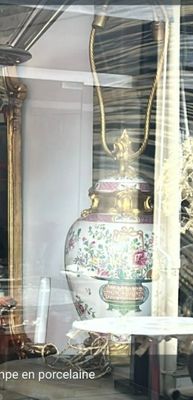 un grand vase dans la vitrine d'un magasin
