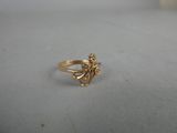 gros plan d'une bague en or sur une surface blanche