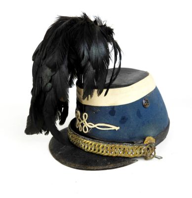 un chapeau orné de plumes et entouré d'une chaîne