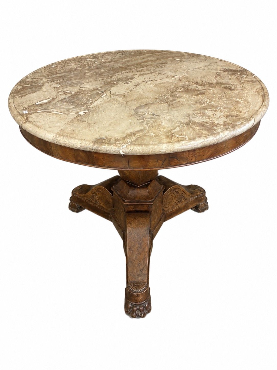 Guéridon tripode Restauration en placage de noyer reposant sur un piètement griffes. Plateau de marbre beige. H. 77 -...