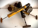 tout un tas de vieux outils qui traînent sur une table
