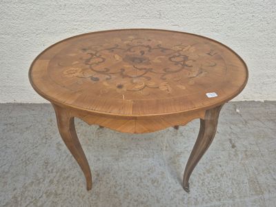 une table en bois ornée d'un motif floral