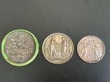 trois types de pièces différents sur une surface noire