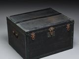 une malle noire posée sur une table