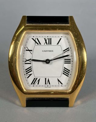 une image représentant une montre dorée et noire avec des chiffres romains