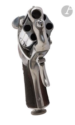 une arme posée sur un objet métallique