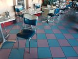 un sol carrelé aux couleurs vives dans un restaurant avec des chaises et des tables