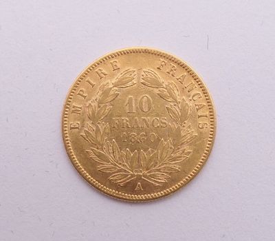 une image d'une pièce d'or sur une surface blanche