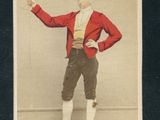 une vieille photo d'un homme vêtu d'une veste rouge tenant un verre de vin
