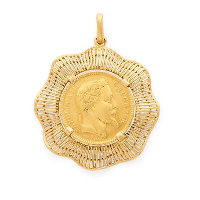 un pendentif en forme de pièce d'or représentant le profil d'une femme