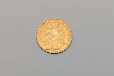 l'image d'une pièce d'or posée sur une surface blanche