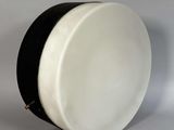 un tambour blanc et noir posé sur une surface blanche