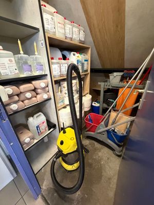 un aspirateur posé au milieu d'une pièce